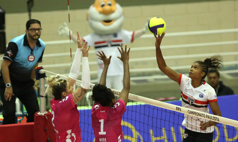 Lorenne é confirmada pelo campeão russo – Web Vôlei